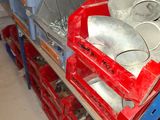 un chariot rouge sur lequel se trouvent tout un tas d'objets métalliques
