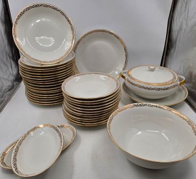 beaucoup d'assiettes et de bols sur la table