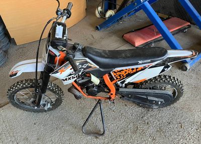 une moto tout-terrain garée dans un garage