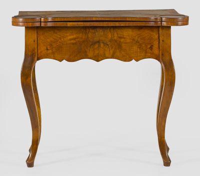 une petite table en bois avec un tiroir en dessous