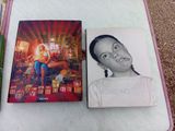 une photo représentant un livre et un crayon posés sur une table