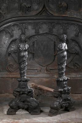 deux statues qui se trouvent l'une à côté de l'autre