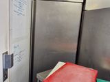 une planche à découper rouge posée sur une table dans une cuisine