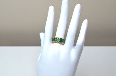 Une bague jarretière en argent vermeil, avec émail blanc sur…