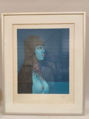 photo encadrée d'une femme au visage bleu et aux cheveux longs