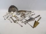 beaucoup de cuillères et de fourchettes en argent sur la table