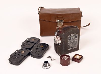 un sac en cuir marron contenant un appareil photo et quelques autres objets