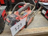 une tronçonneuse posée sur une table, avec une étiquette de prix dessus