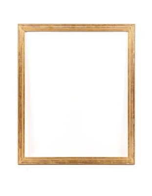 un cadre en bois accroché à un mur blanc, sur fond blanc