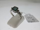 une bague en argent sertie d'une pierre verte
