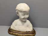 un gros plan sur la statue d'un enfant posée sur une table