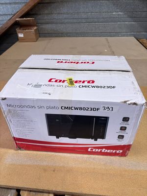 des boîtes sont empilées sur une boîte en carton posée sur une table