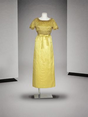 une photo d'une robe jaune sur un présentoir à mannequin