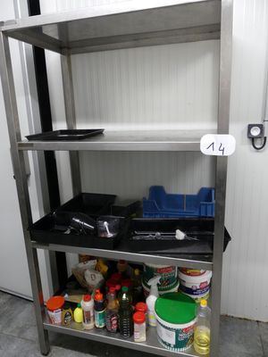 une étagère métallique sur laquelle sont posés de nombreux objets
