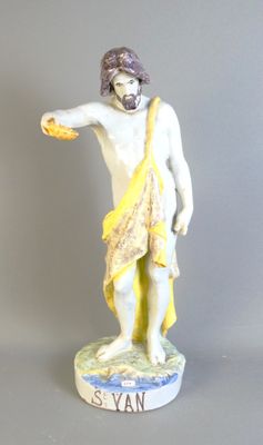 une figurine représentant un homme tenant une orange dans la main