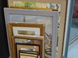 beaucoup d'œuvres d'art, encadrées ou non, posées par terre