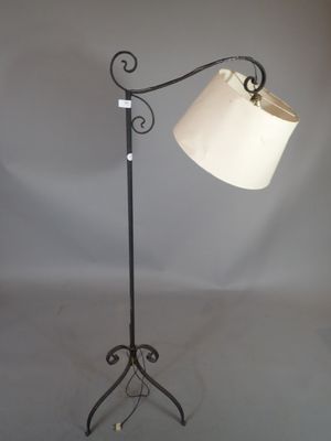 Lampadaire en fer à bras déporté à une lumière à décor de vo…