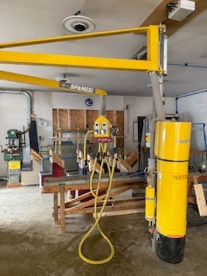 une grosse machine jaune qui se trouve dans un garage
