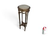 une petite table avec un plateau en marbre sur fond blanc