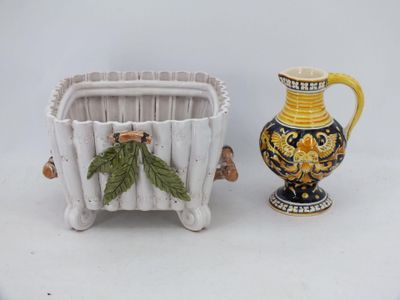 deux vases placés l'un à côté de l'autre sur une table