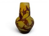 un vase jaune orné d'un motif marron