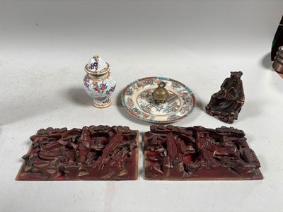 une table sur laquelle se trouvent une assiette, un bol et une assiette ornée de figurines
