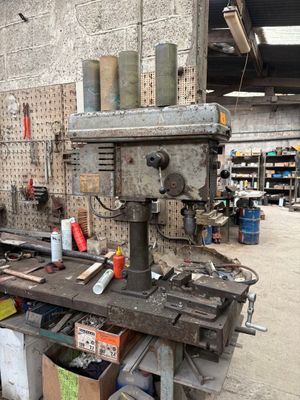 une machine posée sur un établi dans un atelier
