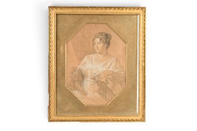 une vieille photo d'une femme en robe blanche dans un cadre doré