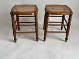 paire de tabourets anciens en bois avec des assises en osier, sur fond blanc