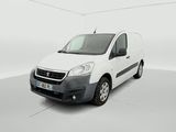 La camionnette blanche est garée dans une pièce blanche.