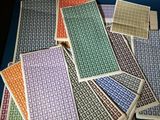 une pile de cartes à jouer posée sur une table bleue