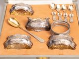 une boîte en argent contenant de l'argenterie, posée sur une table
