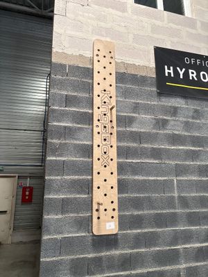 une grande règle en bois fixée sur le mur d'un immeuble