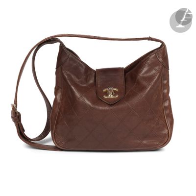 un gros plan d'un sac à main marron sur fond blanc