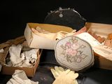 de nombreux types de gants différents et des gants en boîte