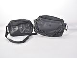 deux sacs à main en cuir noir posés sur une surface blanche