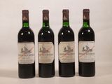trois bouteilles de vin sont alignées sur une surface blanche
