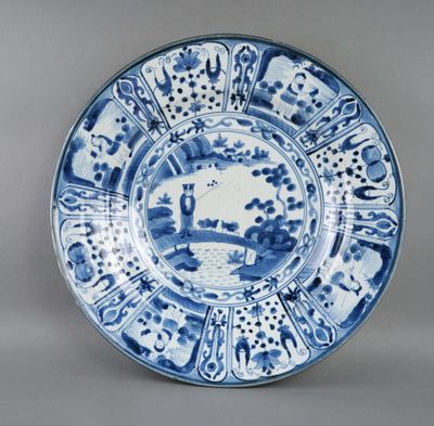 assiette bleue et blanche ornée d’un motif d’oiseaux et de fleurs