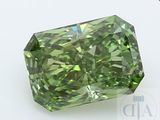 un gros plan d'un diamant vert sur une surface blanche