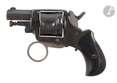 un vieux revolver avec un canon en métal et une crosse noire