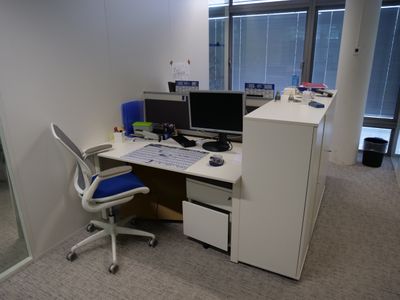 un bureau avec un ordinateur et une chaise dans une pièce