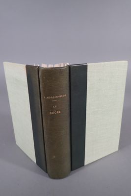 deux livres sont empilés sur une table