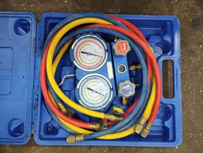 Un manomètre de pression de marque VALUE, modèle TF-VMG-2R41…