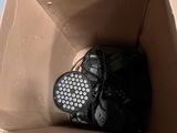 une boîte en carton contenant une paire de chaussures