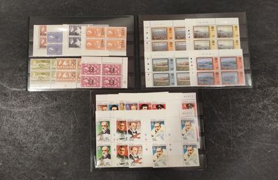 Quatre timbres différents, provenant de différents pays, sont exposés sur une table