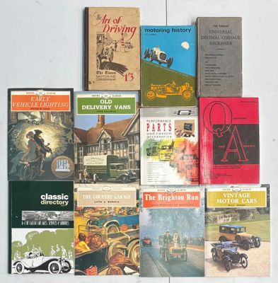 de nombreux livres qui se trouvent sur la table