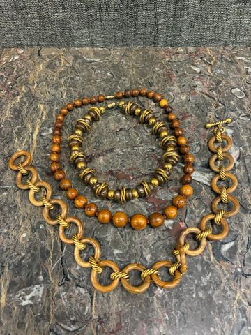 Lot de 3 colliers, anneaux bois et doré, coules en bois et tour d...