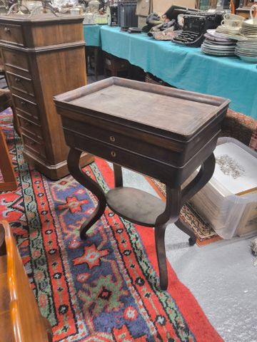 Table travailleuse en placage d’acajou ouvrant par un abattant dé...