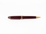 un stylo plume sur fond blanc