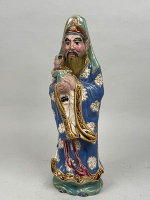 une image représentant une figurine d'un homme barbu tenant une pipe